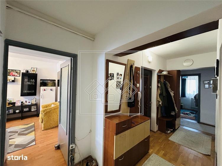 Apartament cu 4 camere decomandat în Valea Aurie