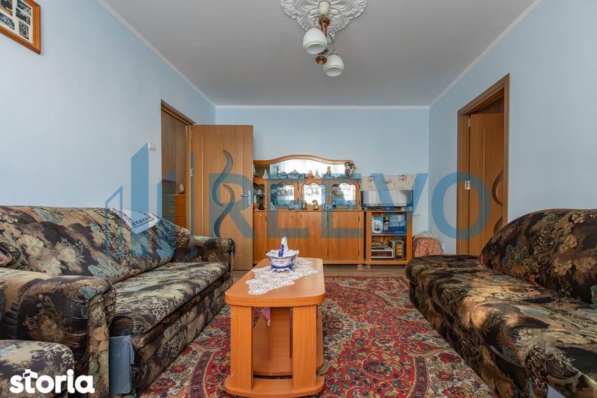 Apartament cu 3 camere semidecomandat, mobilat în Cornișa