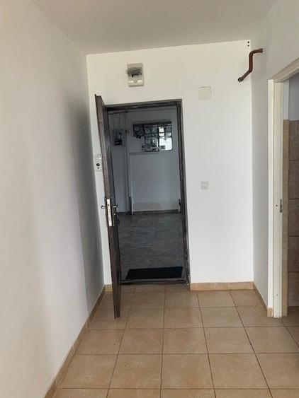 Apartament cu 3 camere semidecomandat, mobilat în Miroslava