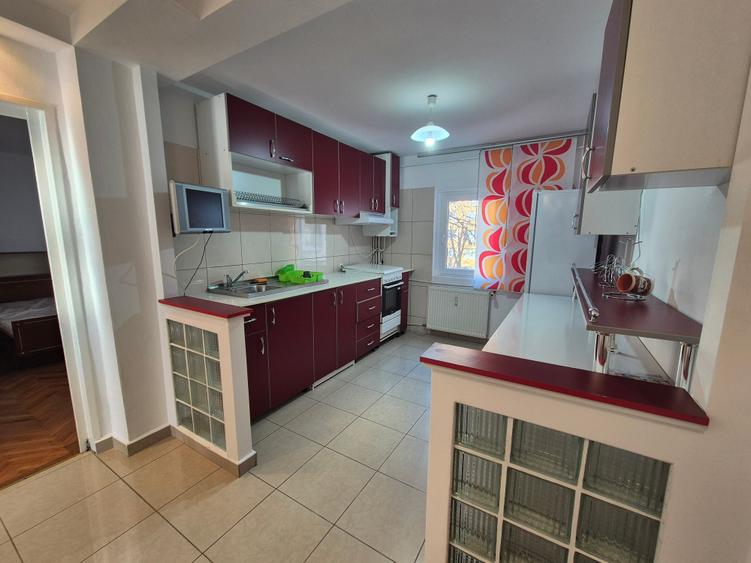 Apartament cu 3 camere semidecomandat, mobilat în Rahova