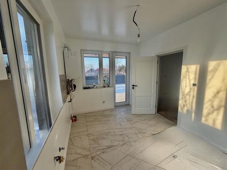 Casă cu 4 camere decomandat cu Teren 600 Mp în Uricani