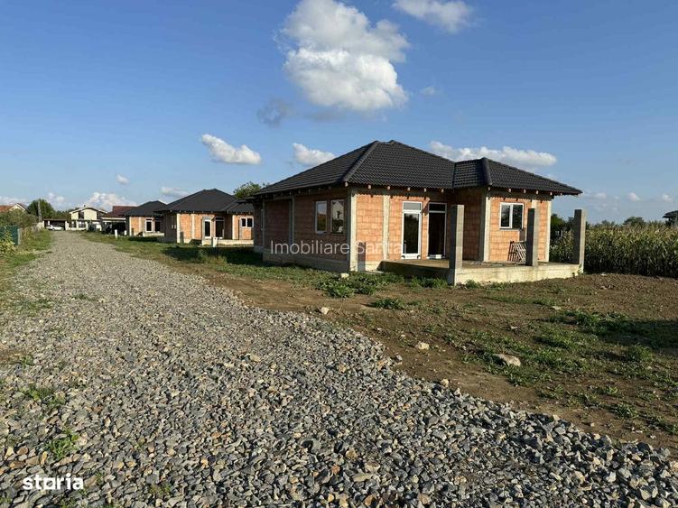Case noi 3 camere + living , 550 mp teren , Paulesti