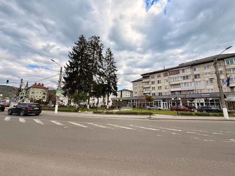 Apartament cu 4 camere decomandat în Central