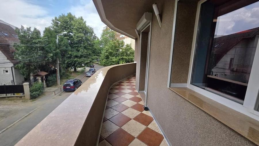 Apartament cu 4 camere decomandat în Complex Studențesc