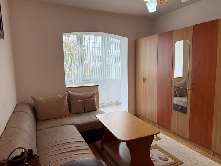 Apartament cu 3 camere semidecomandat, mobilat în Hipodrom 3