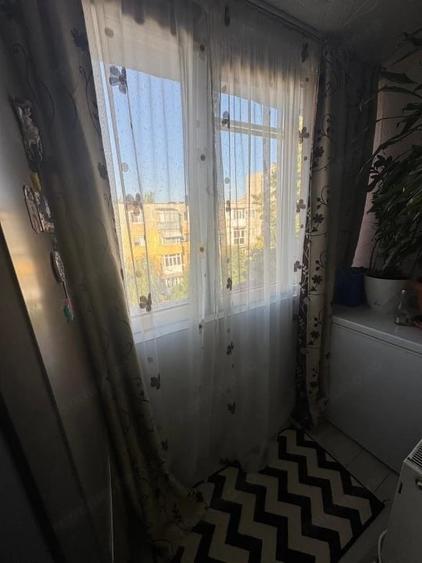 Apartament cu 4 camere semidecomandat în Craiovița Nouă