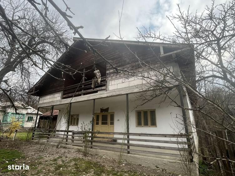 Casă cu 4 camere în Lupoaia