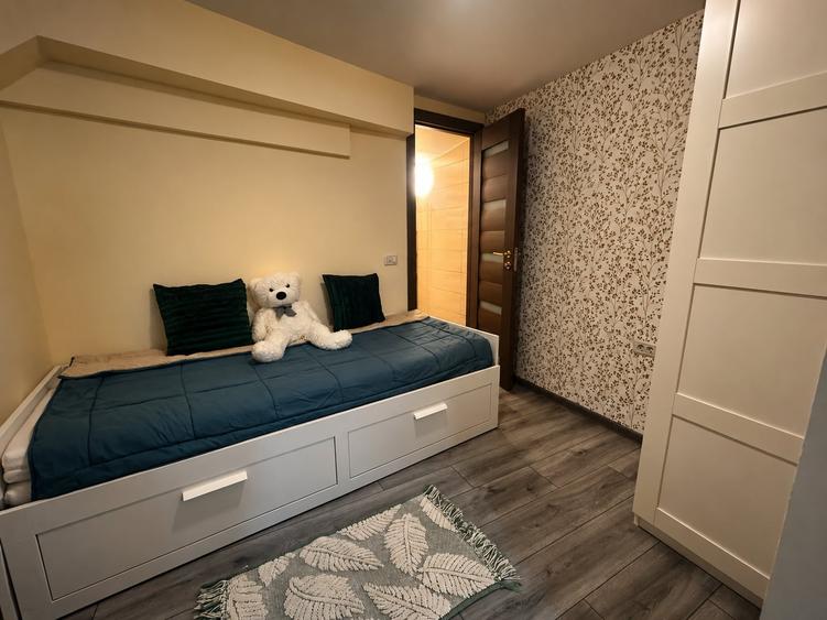 Apartament cu 3 camere decomandat, mobilat în Peninsula