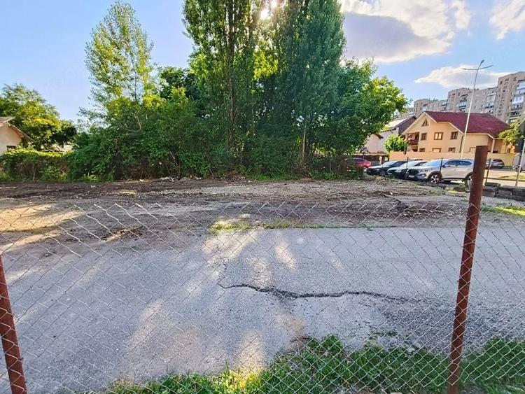 Teren de 702 mp, în 9 Mai