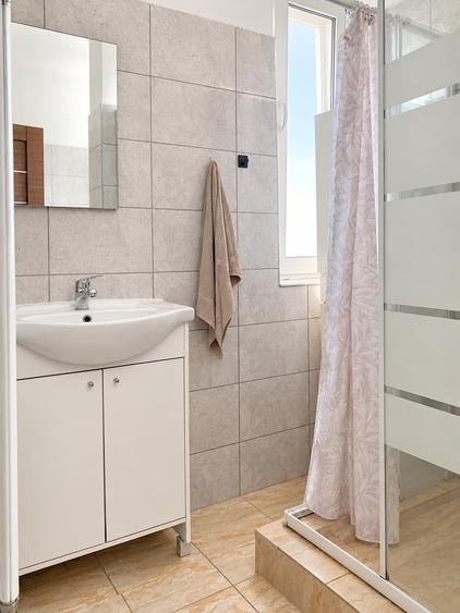 Apartament cu 3 camere semidecomandat, mobilat în Florești