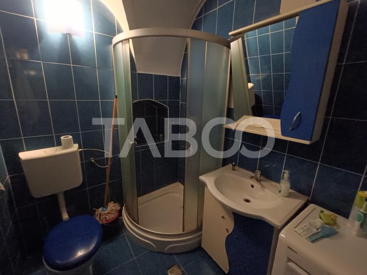 Apartament cu 3 camere semidecomandat, mobilat în Orașul de Jos