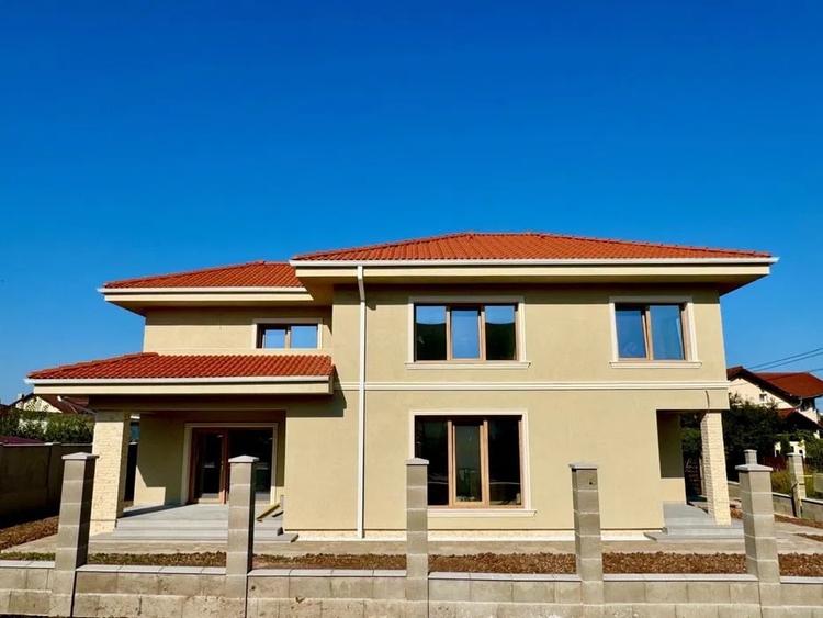 Casă individuală cu 5 camere cu Canalizare în Cetate
