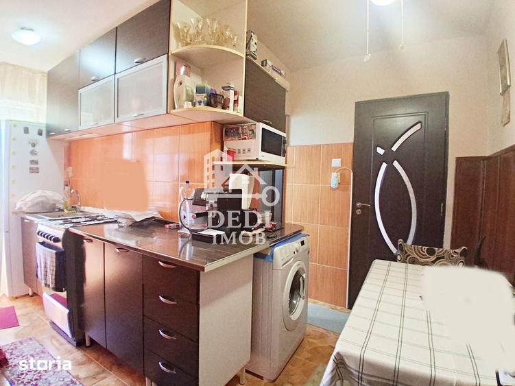 Apartament cu 3 camere semidecomandat în Nufărul