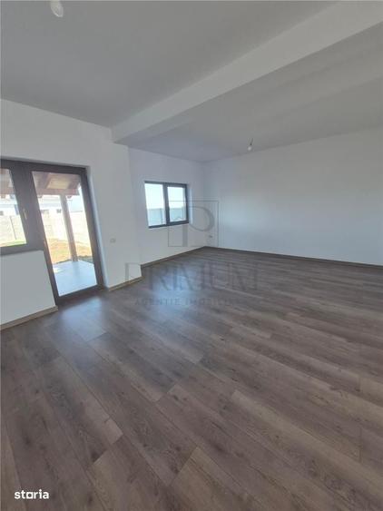 Casă cu 4 camere decomandat în Moșnița Veche
