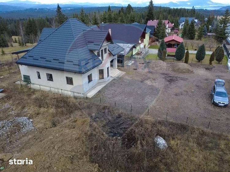 Casă cu 8 camere cu Teren 1000 Mp în Poiana Stampei