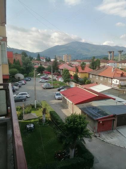 Apartament cu 3 camere semidecomandat în Petros