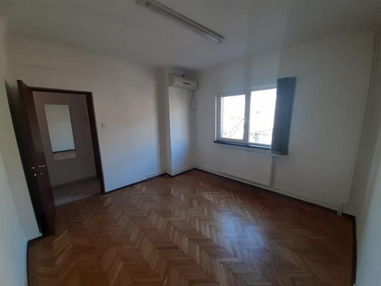 Casă cu 5 camere cu Teren 100 Mp în Vatra Luminoasă