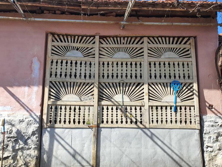 Casă cu 3 camere în Petrani