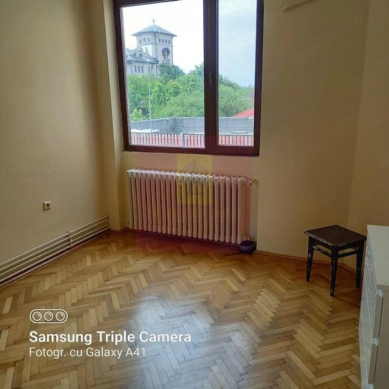 Apartament cu 5 camere semidecomandat în Unirii