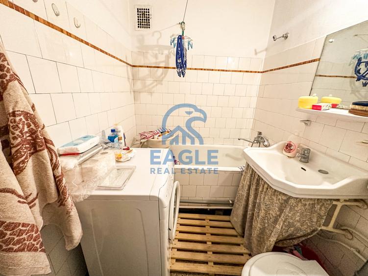 Apartament cu 3 camere semidecomandat în Central