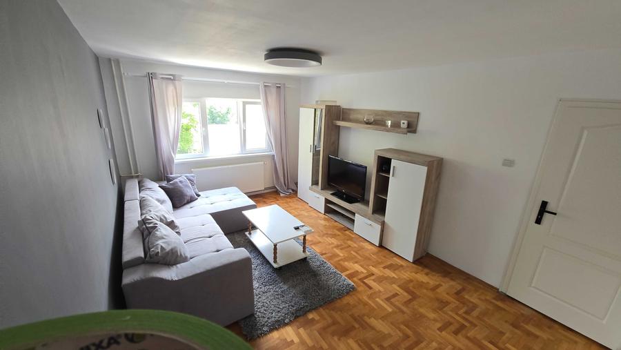 Apartament cu 3 camere decomandat în Girocului