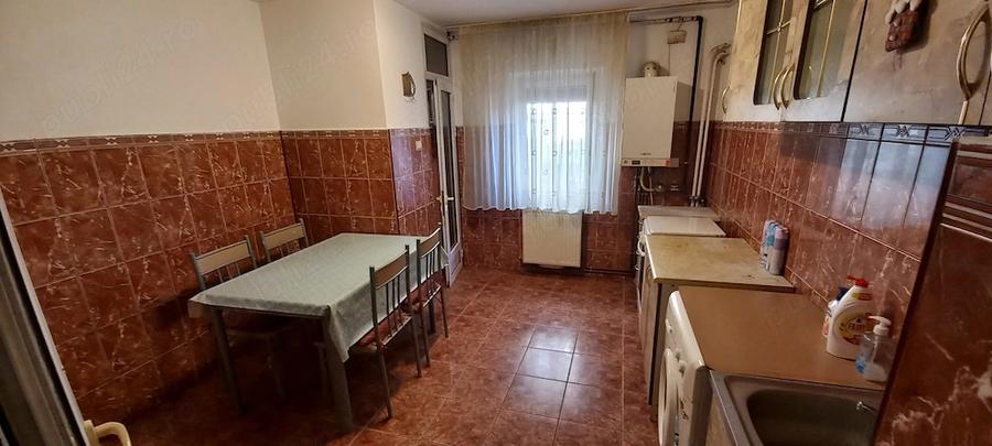 Apartament cu 2 camere decomandat în Tractorul