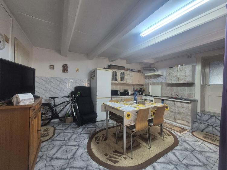 Casă individuală cu 3 camere cu Canalizare în Central