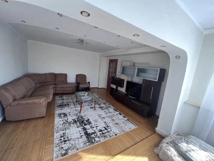 Apartament cu 3 camere decomandat în Teilor