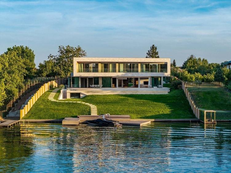Casă individuală cu 7 camere cu Piscina în Ghermănești