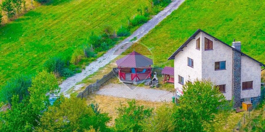 Casă individuală cu 5 camere cu Teren 696 Mp în Vulcan
