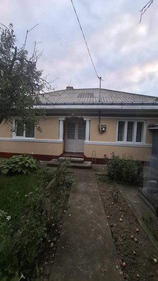 Casă cu 2 camere cu Teren 1400 Mp în Moțca