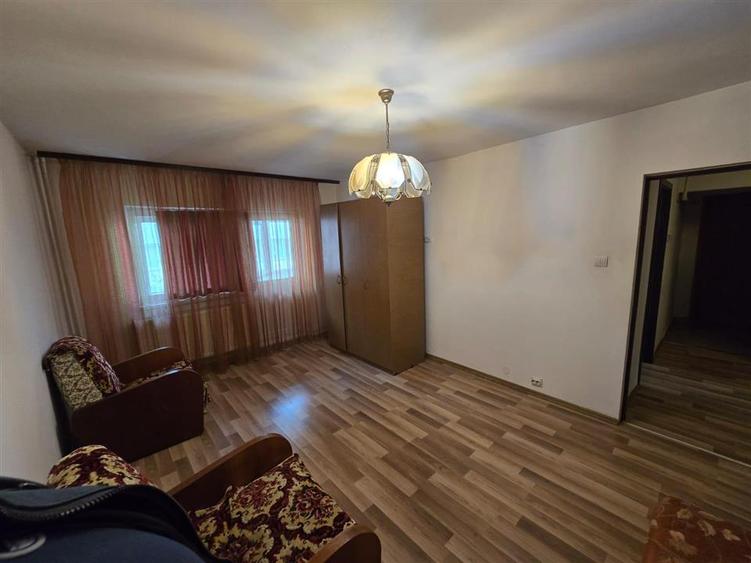 Apartament cu 3 camere decomandat în 9 Mai