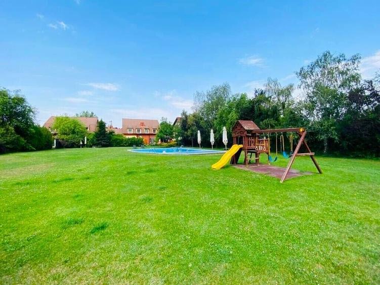 Duplex cu 6 camere cu Piscina în Iancu Nicolae