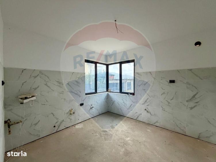 Casă cu 4 camere cu Teren 200 Mp în Central