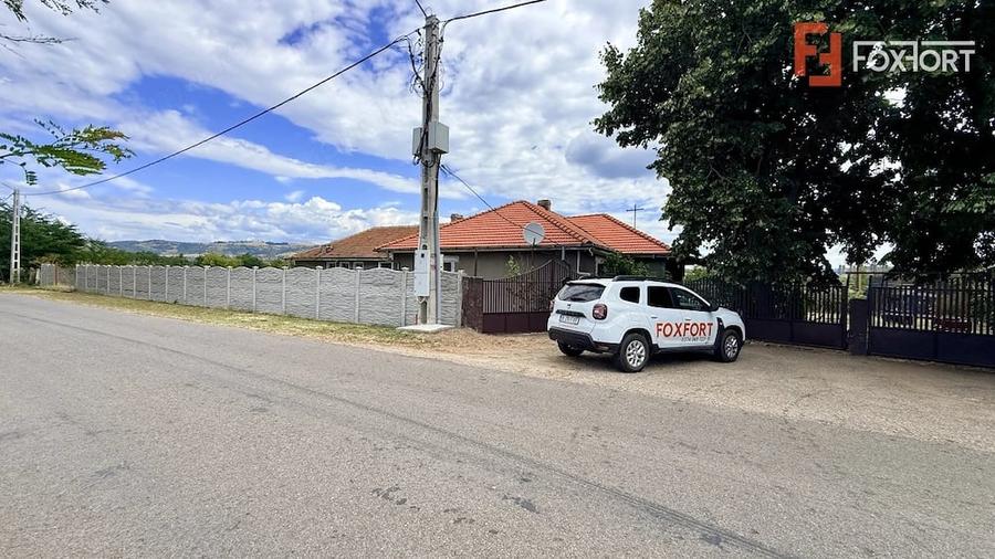 Casă cu 5 camere cu Teren 2540 Mp în Halânga