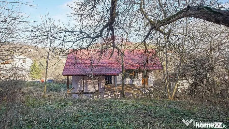 Casă cu 2 camere cu Teren 1000 Mp în Central