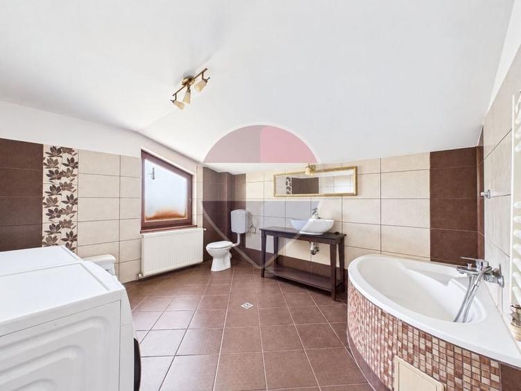 Casă individuală cu 6 camere cu Teren 7320 Mp în Curcani