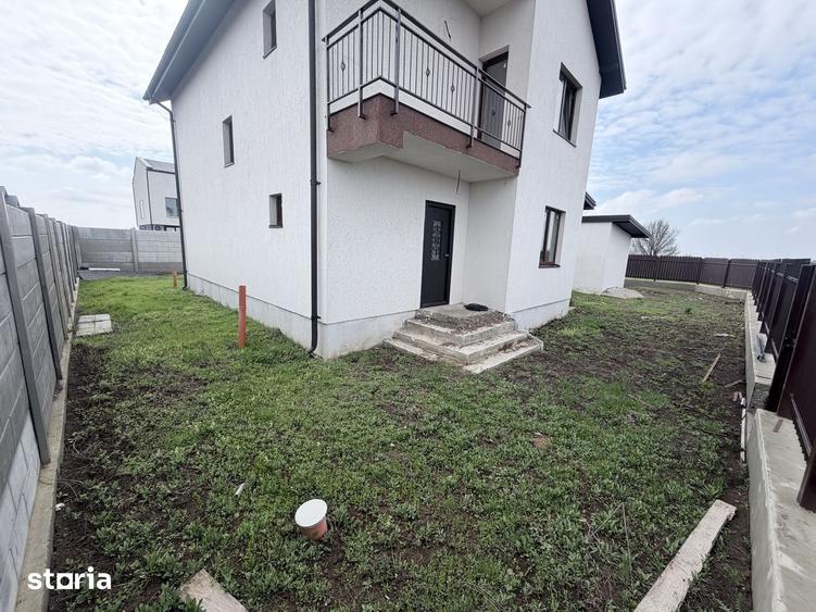 Casă cu 5 camere cu Teren 492 Mp în Glina