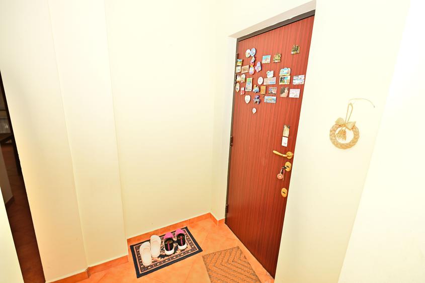 Apartament cu 4 camere semidecomandat în Aviației