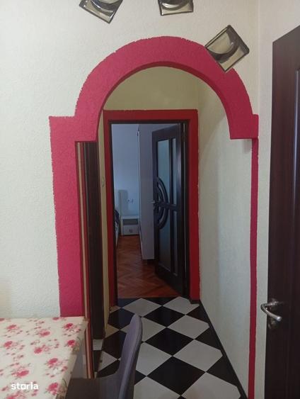 Apartament cu 3 camere semidecomandat în Grădiște