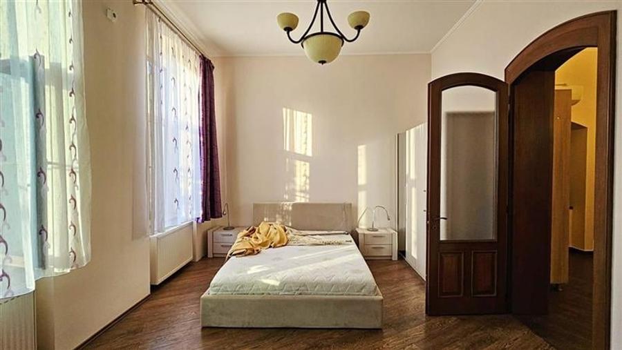 Apartament cu 3 camere semidecomandat, mobilat în Central