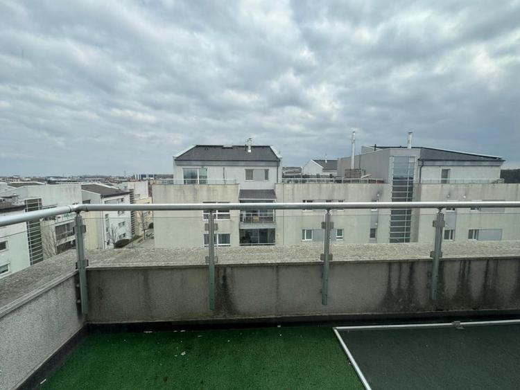 Apartament cu 4 camere decomandat, mobilat în Băneasa