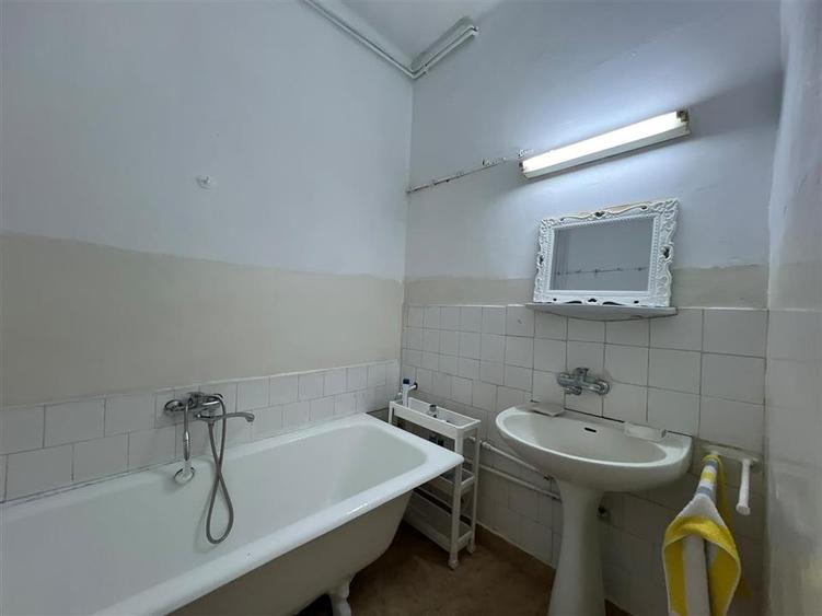 Apartament cu 3 camere semidecomandat în Ultracentral