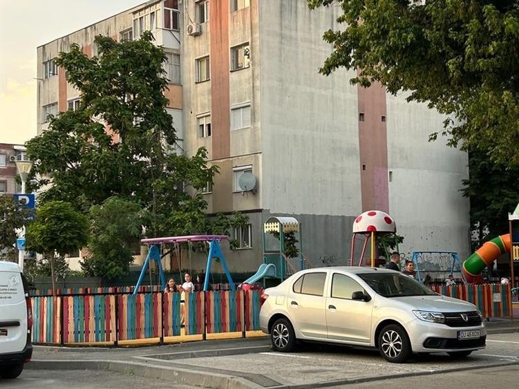Apartament cu 3 camere decomandat, mobilat în Craiovița Nouă