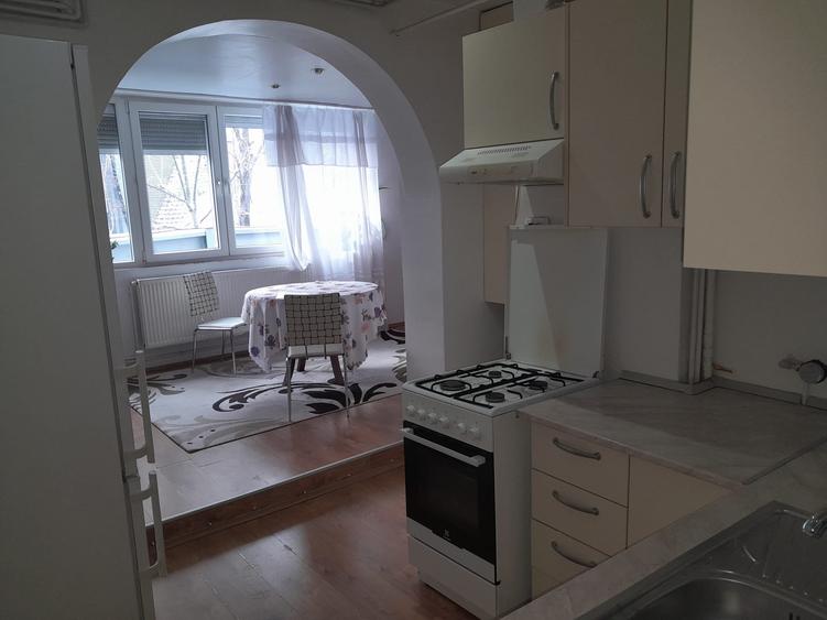 Apartament cu 3 camere semidecomandat, mobilat în Tineretului