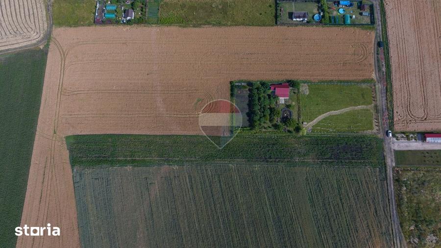 Teren de 2200 mp, în Stupini