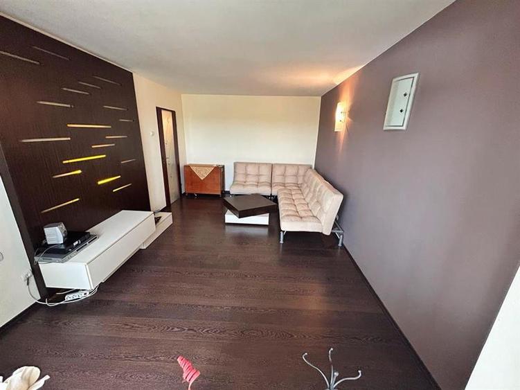 Apartament cu 3 camere decomandat în Cantacuzino