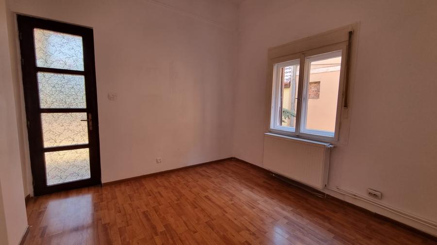 Casă individuală cu 5 camere cu Canalizare în Central
