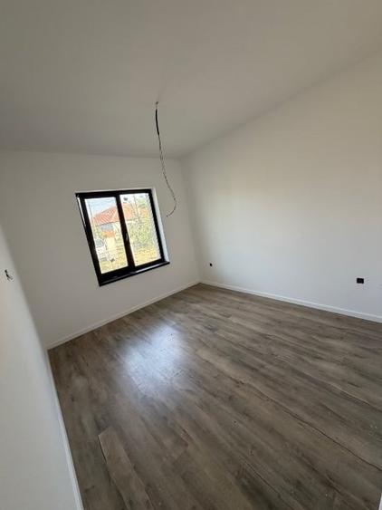 Duplex cu 3 camere cu Canalizare în Albina