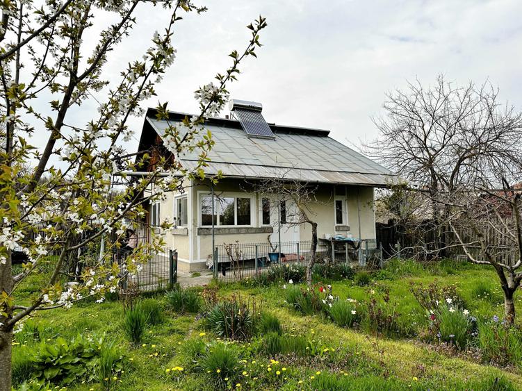 Casă cu 3 camere în Mârțești